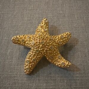 SWAROVSKI Starfish Crystal Pin Brooch Textured Gold Tone Excellent Condition